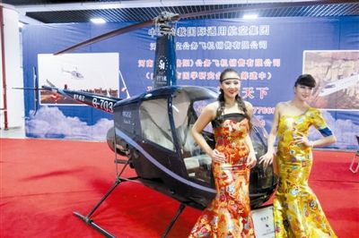 美女固然誘人，但更誘人的恐怕還是直升機(jī)