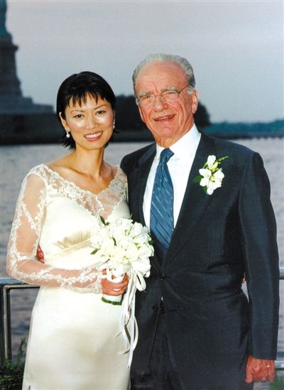 1999年6月，68歲的默多克與30歲的鄧文迪結(jié)婚。