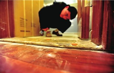 新房地板瓷磚有裂痕。 本報(bào)記者 陶冉 攝