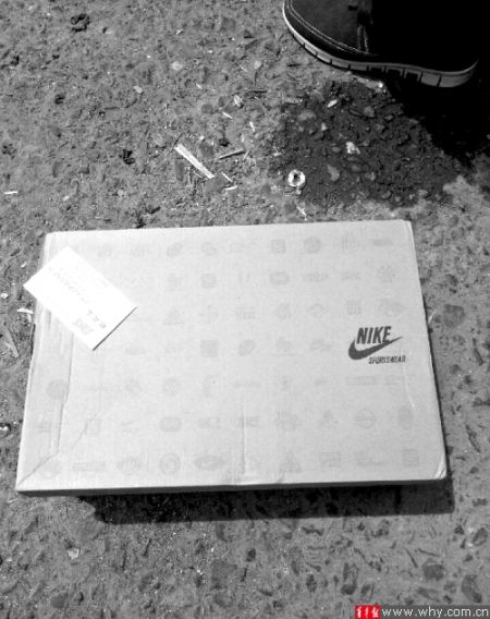 劉先生下單訂購的運動鞋包裝為“耐克”，里面卻是“安踏”。 受訪者供圖