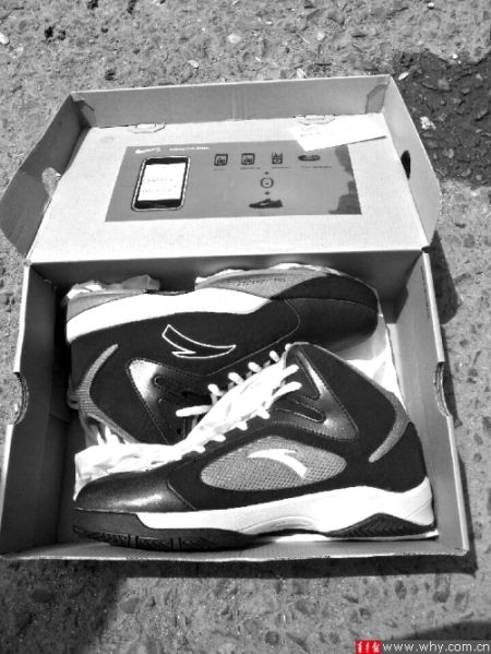 劉先生下單訂購的運動鞋包裝為“耐克”，里面卻是“安踏”。 受訪者供圖