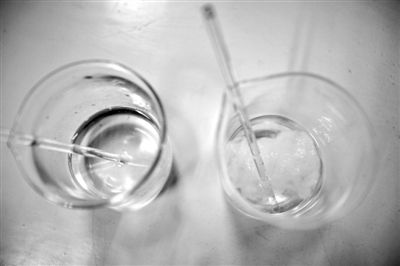 溶解檢測(cè)法中，左邊溶入真蠶絲的液體變得渾濁，完全溶解。