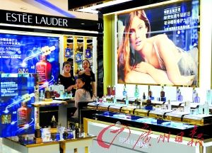 今年以來，雅詩蘭黛等大牌化妝品相繼被檢出不合格產(chǎn)品。（圖片來源：廣州日報 王燕攝）