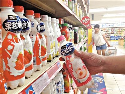 昨日，勁松京客隆超市貨架上，可口可樂(lè)果粒奶優(yōu)仍在售。可口可樂(lè)公司昨日發(fā)表聲明稱(chēng)，已使用25公斤可能受到肉毒桿菌污染的乳粉，用于生產(chǎn)個(gè)別批次的美汁源果粒奶優(yōu)。新京報(bào)記者 韓萌 攝