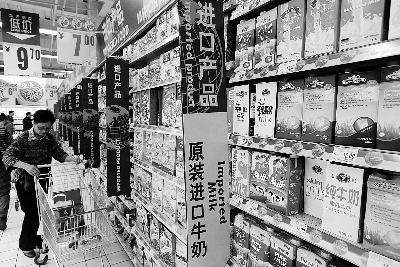 在通州某超市，進(jìn)口奶粉、純牛奶打出“原裝進(jìn)口”的招牌吸引消費(fèi)者購(gòu)買(mǎi) 攝/法制晚報(bào)記者 黑克