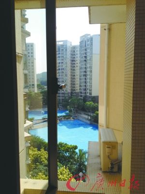 番禺某養(yǎng)老公寓外可見(jiàn)室外泳池。羅樺琳/圖