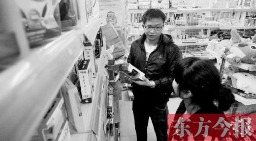 大學(xué)生創(chuàng)業(yè)孵化園內(nèi)，大學(xué)生S團(tuán)實(shí)體店的工作人員在向兩個(gè)同學(xué)推介商品