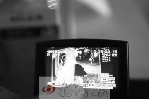 人民路上的這家商店,夜間疑被一男子隔著門縫用長竿偷走一臺蘋果ipad air。