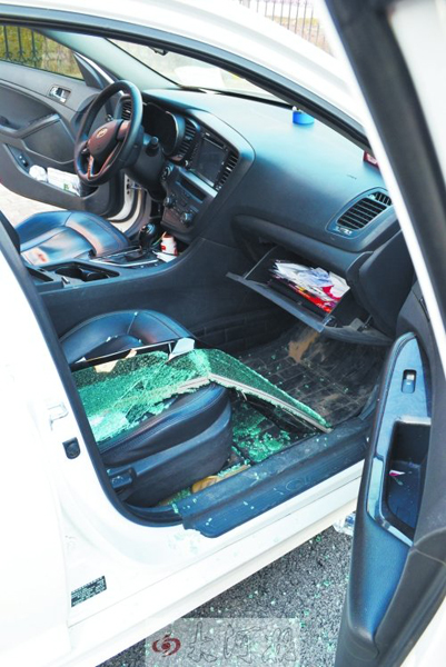 車玻璃被砸碎，車內被翻動。