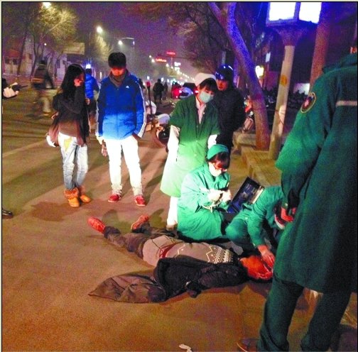 醉漢當街撒潑 先騷擾女學(xué)生后咬傷路人耳朵