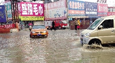 這里積水一個月不退，商戶傷透腦筋。