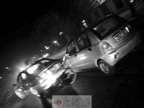 撞上出租車QQ才停下，兩車間還夾著一輛自行車。