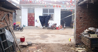 辦喜事扯的彩條還沒有褪色，這個(gè)農(nóng)家小院就發(fā)生了慘案。