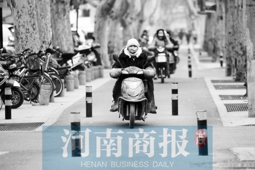 金水路防疫路附近，路樁間距很小，電動車經(jīng)過時要很小心才能避開