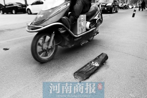 金水路上，一根路樁被撞倒