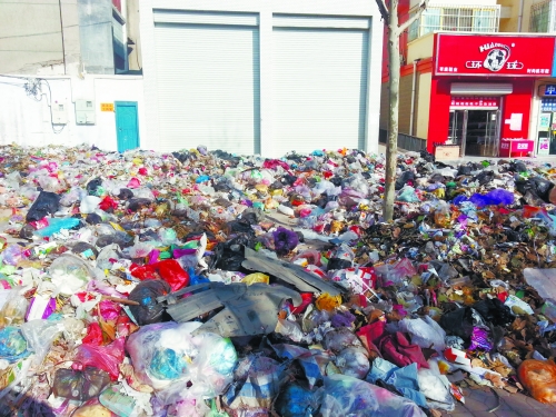 人行道上，垃圾“綿延”30來米。