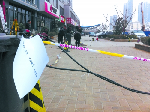 這處危險(xiǎn)路段，從表面看沒有一點(diǎn)異常。但是在地面下，坍塌的大坑可裝下中巴車。