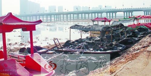 被燒毀的觀光船，殘破不堪。