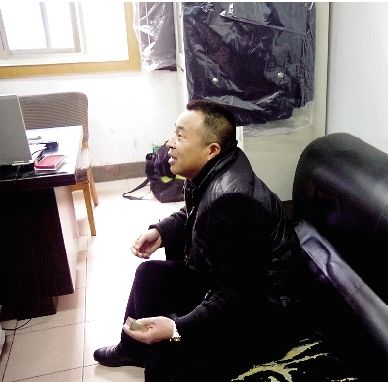 無證開套牌桑塔納轎車的段某，在華中食品城賣酒。