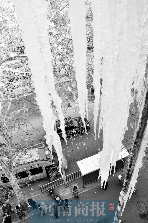 冰掛直指地面，知情的路人不得不繞道而過