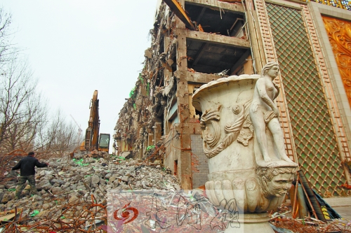 城東路下穿隧道動(dòng)工，建筑垃圾占據(jù)了人行道。