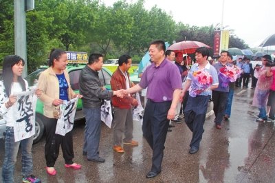 專案組押解嫌疑人回洛，的哥的姐自發(fā)前來迎接。