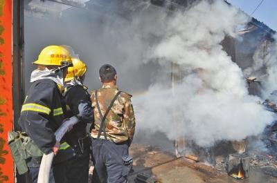 火勢(shì)兇猛，濃煙滾滾，消防官兵正在奮力救火。