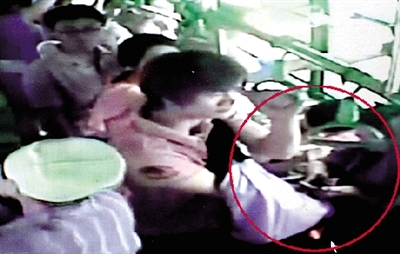 一名小偷拉開了乘客李女士的包，并在包里摸了足足3分多鐘。最終，李女士被偷了2.4萬多元錢?！?翻拍視