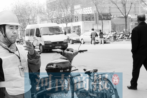  燃氣泄漏,消防員演習變實戰(zhàn)。而幾米外,有工作人員在抽煙