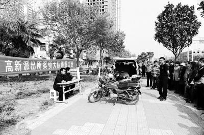 退贓大會(huì)上，石獅子物歸原主