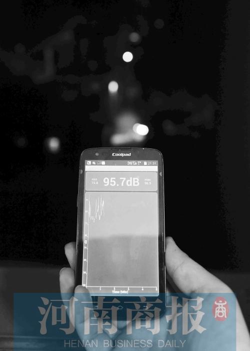 在黃先生家中，測得噪音為95.7分貝