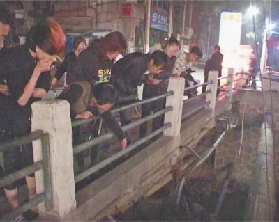 圍觀群眾感嘆橋那么高，被扔下橋的劉先生真是“萬幸”。