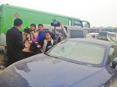 肇事車前擋風玻璃右前側呈放射性開裂