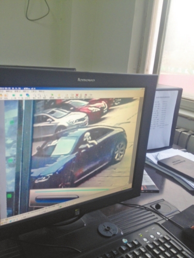 監(jiān)控錄像顯示，肇事車駕駛室內(nèi)有狗頭探出窗外。