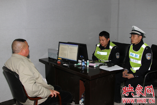 湖濱交管巡防大隊(duì)中隊(duì)長(zhǎng)姚旭（右一）在對(duì)酒駕者詢(xún)問(wèn)筆錄