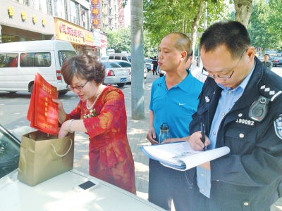 失主在清點、認領失物。