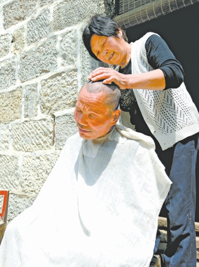 為了照顧兩個(gè)小叔，馬英專(zhuān)門(mén)學(xué)會(huì)了理發(fā)。