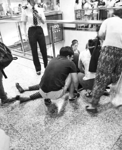 男子繼母被捅傷后跑到站內(nèi)，倒在了地上（圖片來自網(wǎng)絡(luò)）。