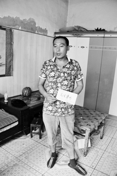 采建新拿的信封里，是南京警方送來的獎金。