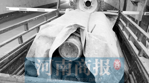 一輛電動(dòng)三輪車(chē)?yán)畮讉€(gè)氧氣瓶