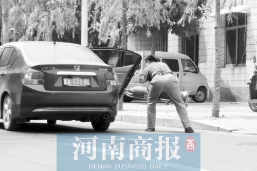 鄭州西區(qū)一氧氣廠門(mén)前，有人充氣后，將氧氣瓶裝上私家車(chē)運(yùn)走