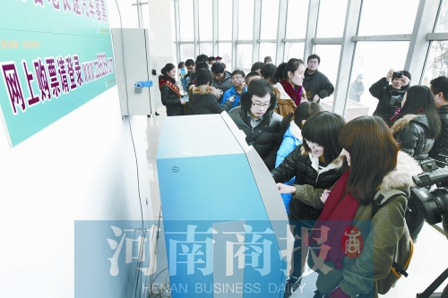 自動(dòng)售票機(jī)安裝在高校內(nèi)，方便了學(xué)生購(gòu)票返鄉(xiāng)