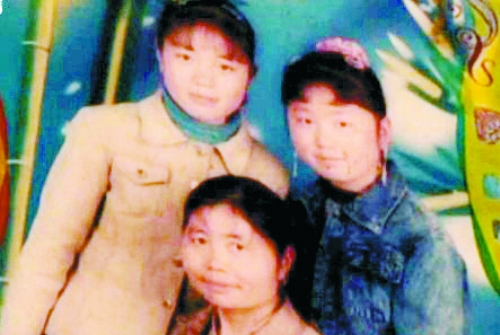 兩個(gè)女兒已長(zhǎng)大成人,妻子也已歸來,這個(gè)分離12年的家庭,離幸福越來越近(翻拍)。