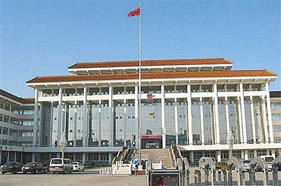 濮陽縣違規(guī)、超標修建的縣委、縣政府辦公樓。新華社發(fā)發(fā)布