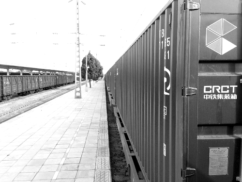 此次班列跟車工作人員@就著米飯吃面條發(fā)微博說：一路走來，每個?？空镜墓ぷ魅藛T都在夸我們的集裝箱。