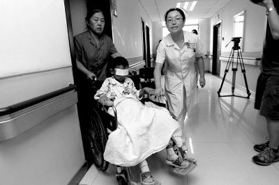 昨天，斌斌被推出病房，準(zhǔn)備換藥。記者 譚青/攝