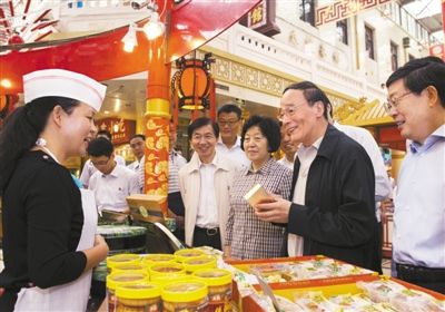 9月6日，王岐山在天津南市食品街調(diào)研，在月餅柜臺(tái)前，詢問中央關(guān)于中秋國慶嚴(yán)禁公款送禮的規(guī)定發(fā)布后的銷售情況。新華社記者 李學(xué)仁 攝