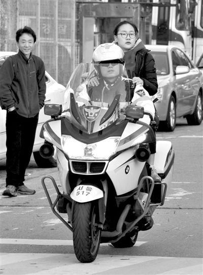 7日，首爾，警察將一名考生送抵考場。新華社發(fā)