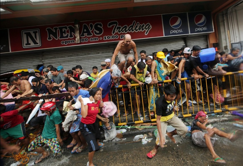 當(dāng)?shù)貢r(shí)間11月10日，強(qiáng)臺(tái)風(fēng)“海燕”襲擊菲律賓塔克洛班后，當(dāng)?shù)鼐用裣唇偕痰?，哄搶物資。