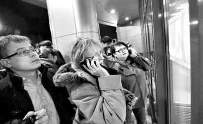 11月17日，俄羅斯喀山機場，一些人在查看航站樓上貼著的遇難者名單，他們可能是遇難者的親屬。